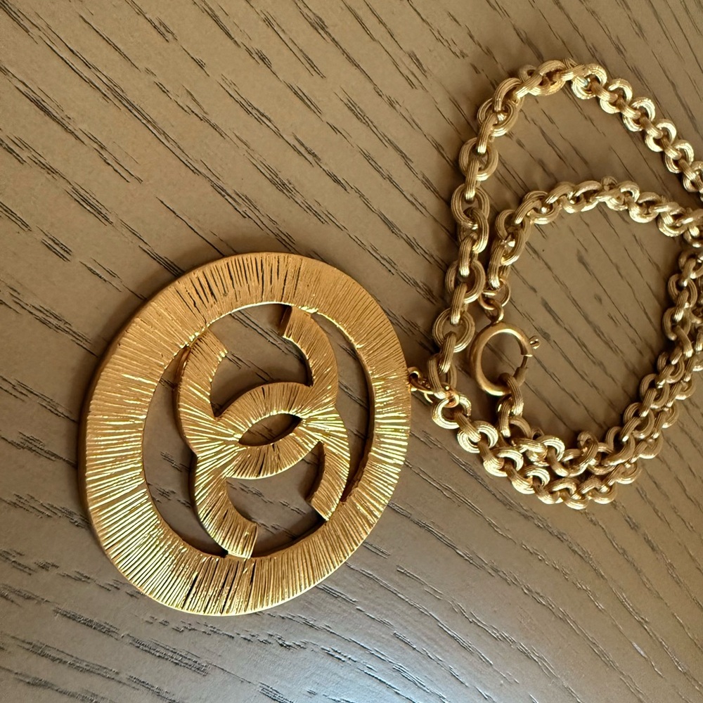 ✨Vintage Chanel XL Medallion Necklace ✨ - Picture 8 of 9